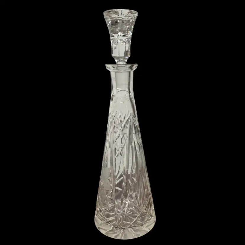 BARWARE Glass Tall Decanter With Stopper. Has Grape Design.