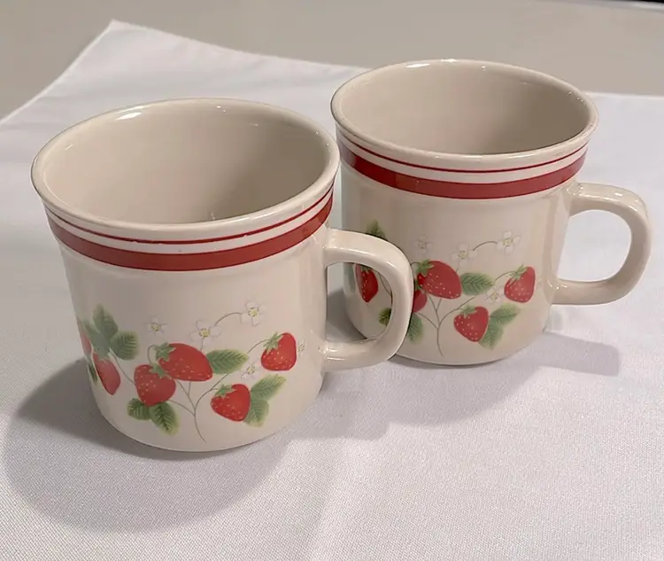 Vintage, Fujistone, “Berries” 8493, 2 coffee/tea cups, strawberries/flowers!