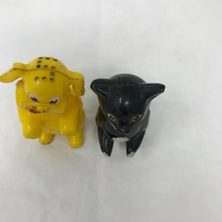 Ken-L Ration Dog and Cat Salt Pepper Shakers. 1960s. Plastic blow mold with original stoppers. Advertising Kitsch. F&F Mold and Die Works, Dayton OH. Some paint wear consistent with age. 3 H x 2.5 W.