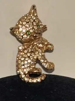 #01 - vintage brooch from the 1990s featuring a green eye cat