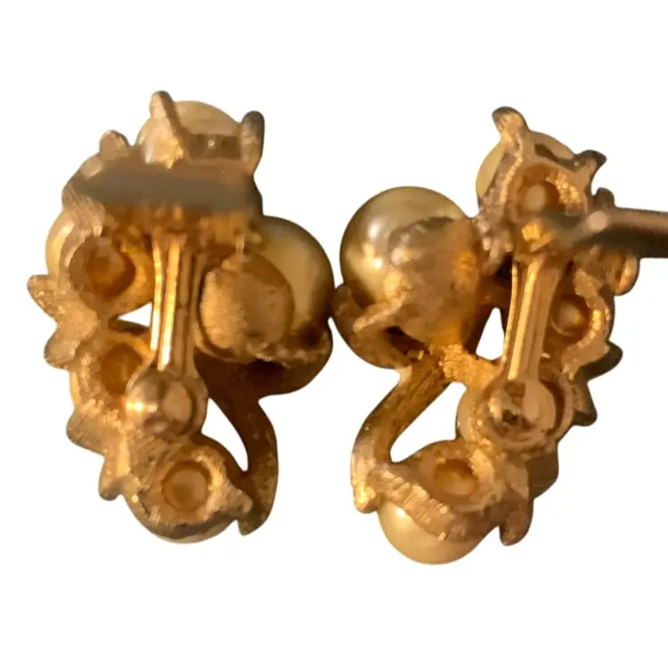 KRAMER : Gold Tone Faux Pearl Clip On Earrings