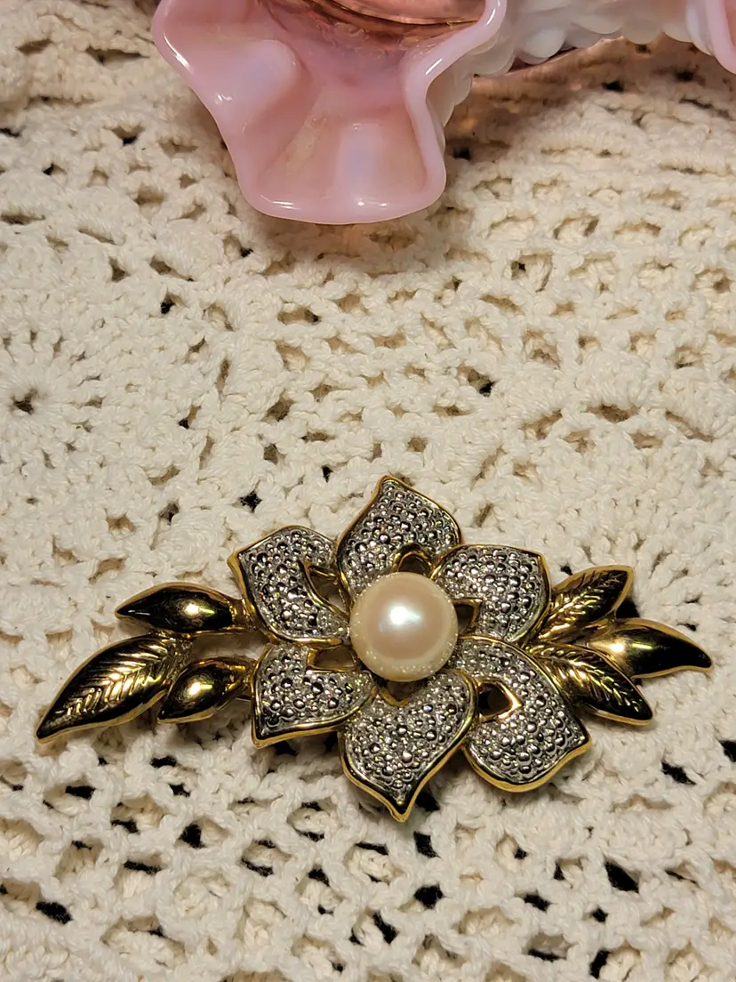 Large flower and faux pearl brooch