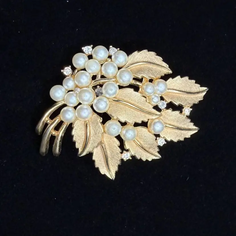 VTG Trifari Brushed Gold Tone Faux Pearl & Rhinestone Leaf Brooch Signed 3"