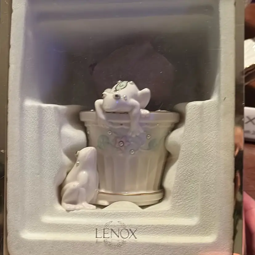 002. Petals & Pearls
by LENOX

Vase-Bud/Frog/Figural