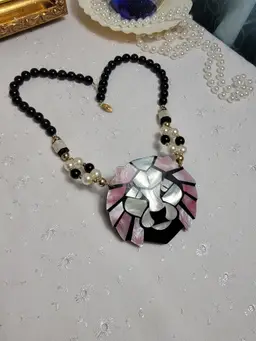 Beautiful vintage Lee Sands pink and white mother of pearl and black beaded necklace with gold hook clasp