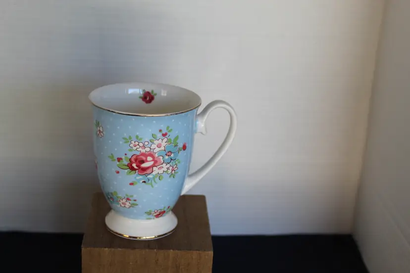 Cynthia Rowley Fine Bone China Gold Trim Flower Footed Mug Cup Floral Coffee
