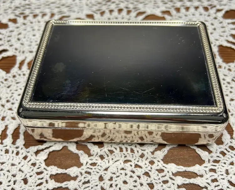 #01 Vintage Heritage Mint LTD 2001 Silver Plated W/ Navy Blue Lining Jewelry Box
5 1/2x4x 1 1/2 Lining Needs Glued