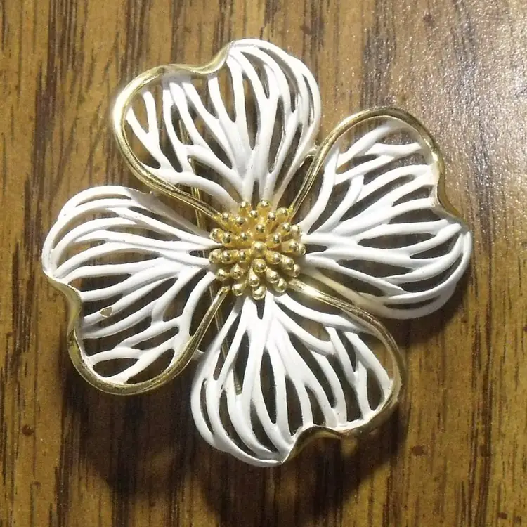 Vintage Costume Jewelry TRIFARI White Enamel Dogwood Flower Brooch Pin Gold Tone