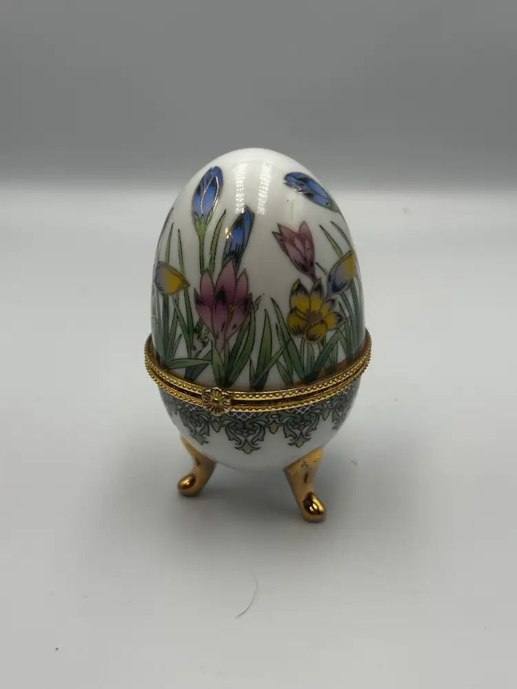 A13 A hinged porcelain egg trinket box with a hand-painted floral design