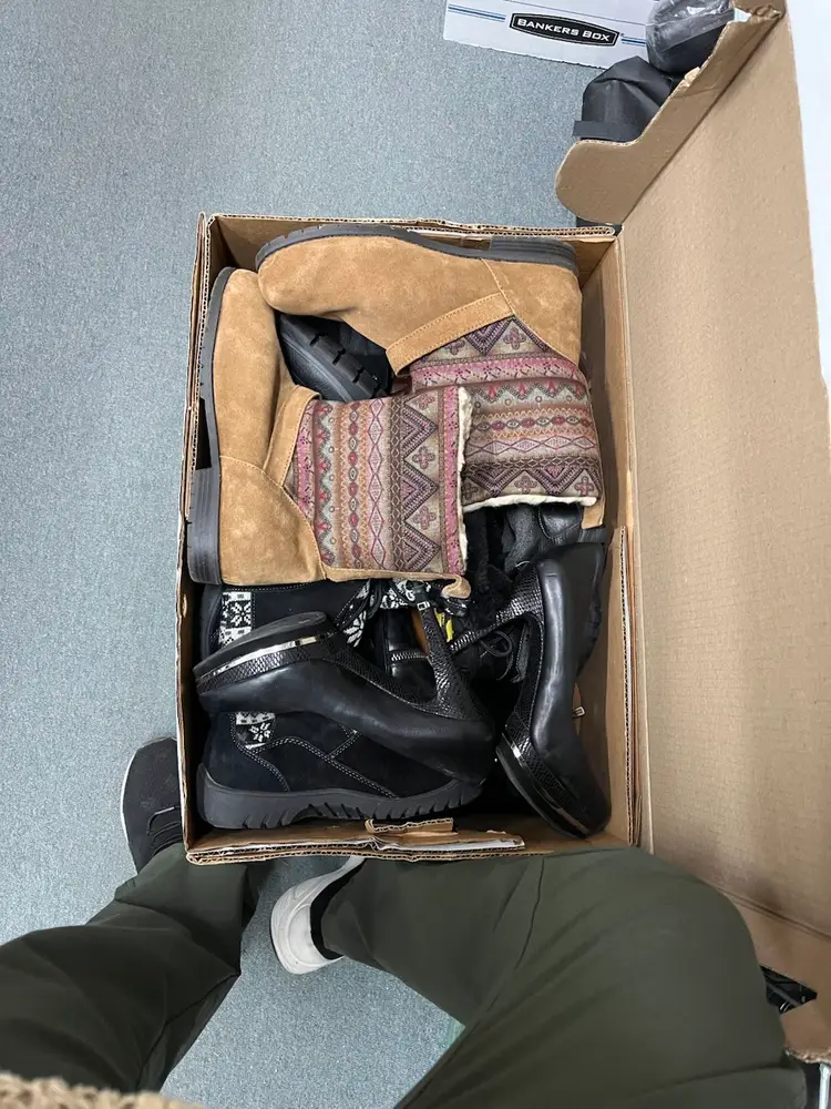 Lot of 10 Winter Snow Boots – UGG, Keen, Columbia, Clarks, Bearpaw – Men/Women/Kids $750+ Retail