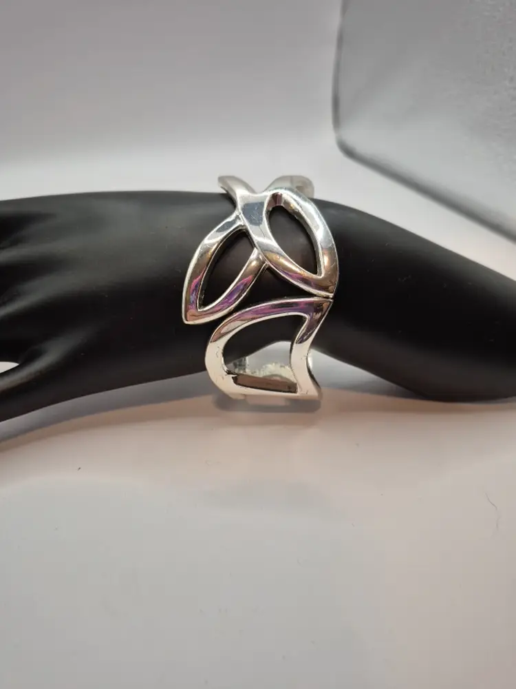 Silvertone Click On Bracelet 5"