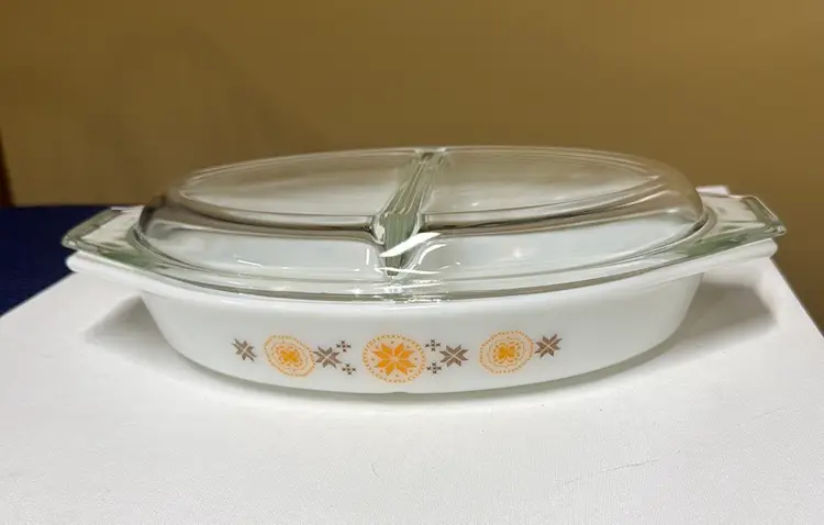 PYREX Town & Country 1.5 Quart Divided Serving Dish With Lid Vintage