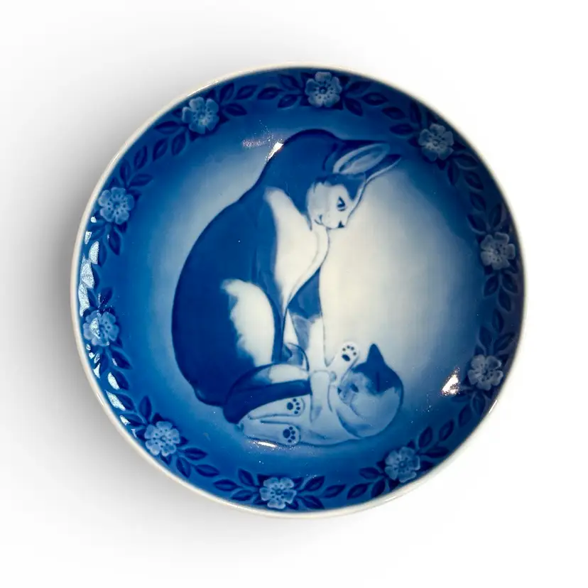 Royal Copenhagen Blue And White Mother's Day Plate 1983 Of Cat and Kitten