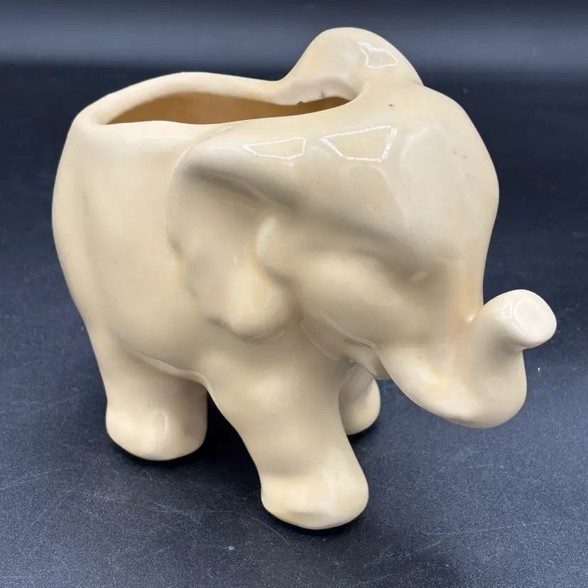 Vintage planter - elephant pale yellow