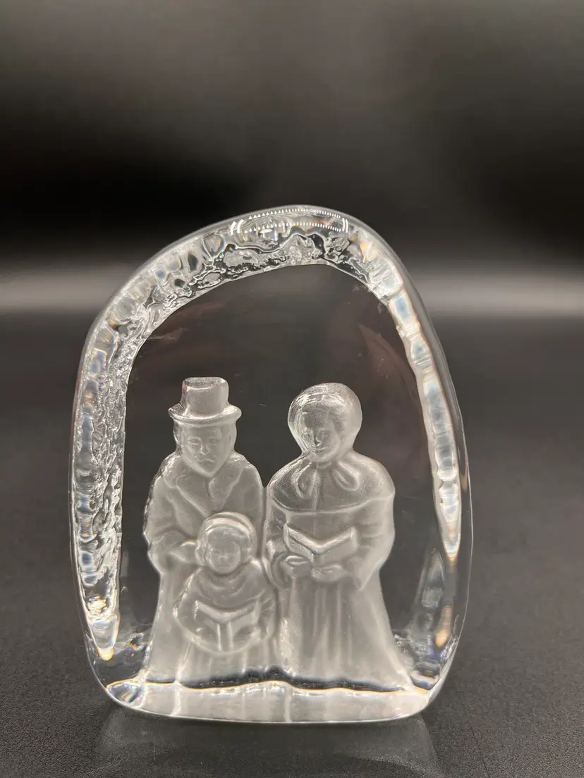 **Cristal D’Arques Crystal Glass French 3D Relief Carolers Art Glass Paperweight 4.5” 🎶