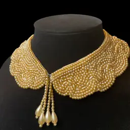 1950s faux pearl beaded bib collar necklace with a central drop Beads.