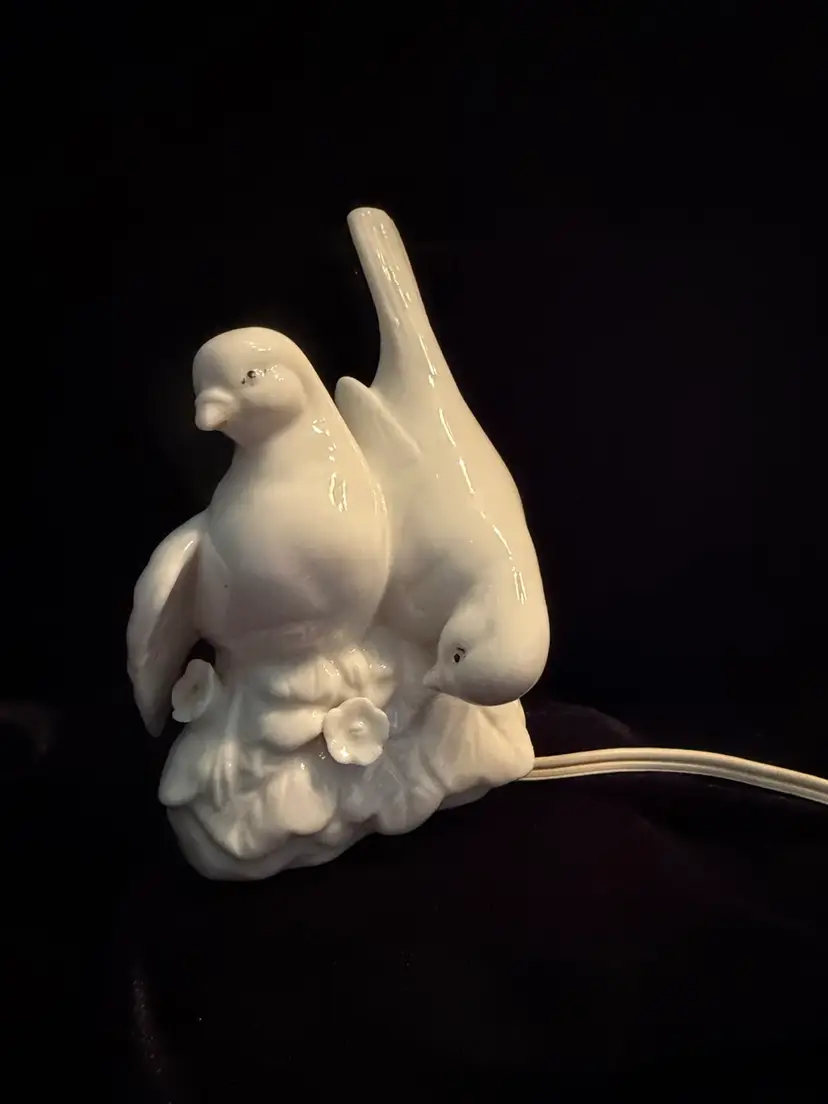 Beautiful Vintage I.W. Rice White Ceramic Doves Perfume Night Light