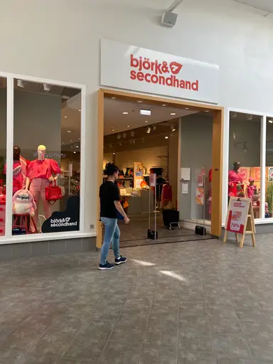 Live Shopping At Björkå Secondhand 