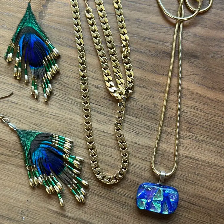 Lot Of 4 cobra 14kt 30 inch Chain, 36 inch chain, feather earrings, and mosaic pendant