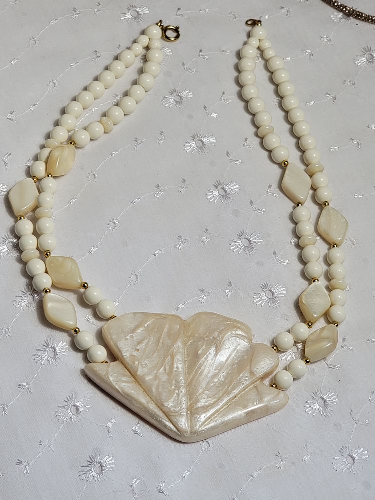 Vintage Large faux Mother of pearl cream color shell necklace