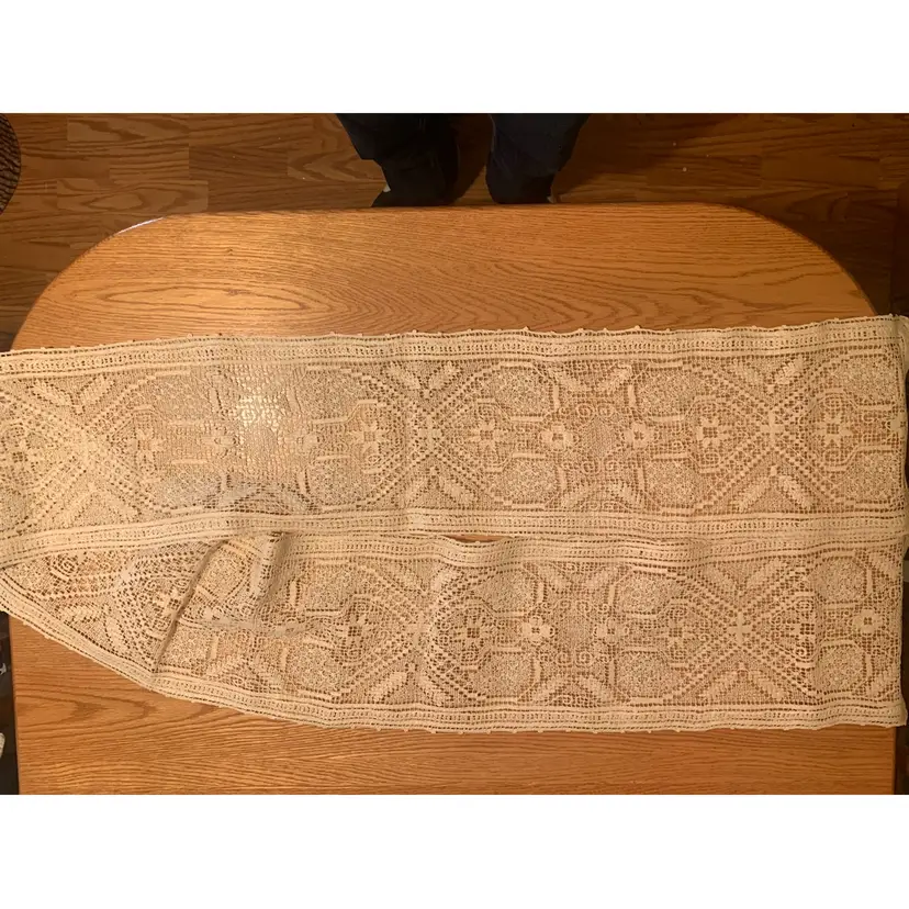 036 Vintage 8 Foot Lace Table Runner