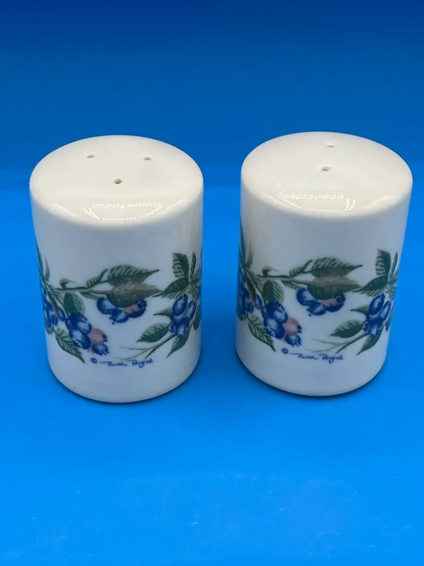Otagiri Blueberry Hand-Painted Salt & Pepper Shakers Signed Vintage Excellent Condition