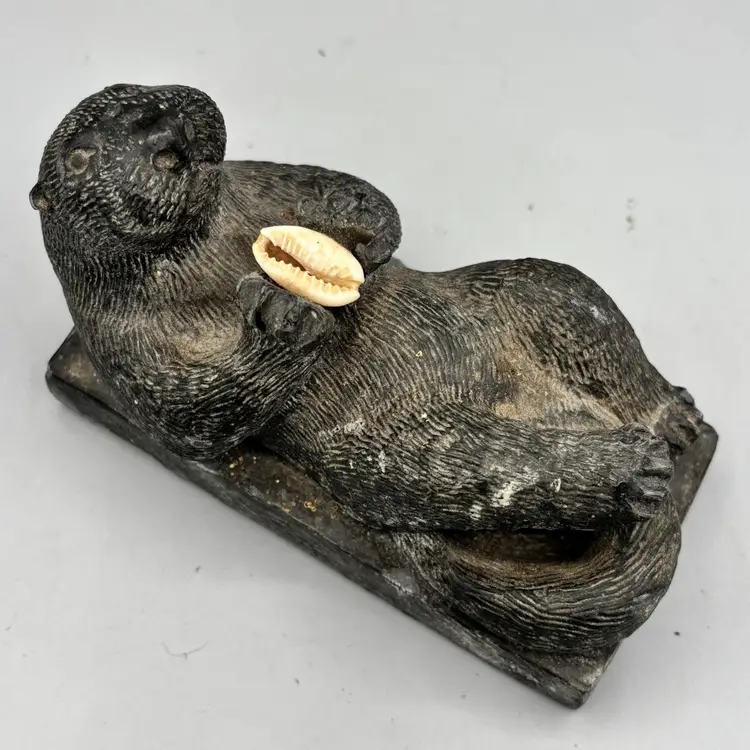 Wolf Original Otter with Shell Figurine