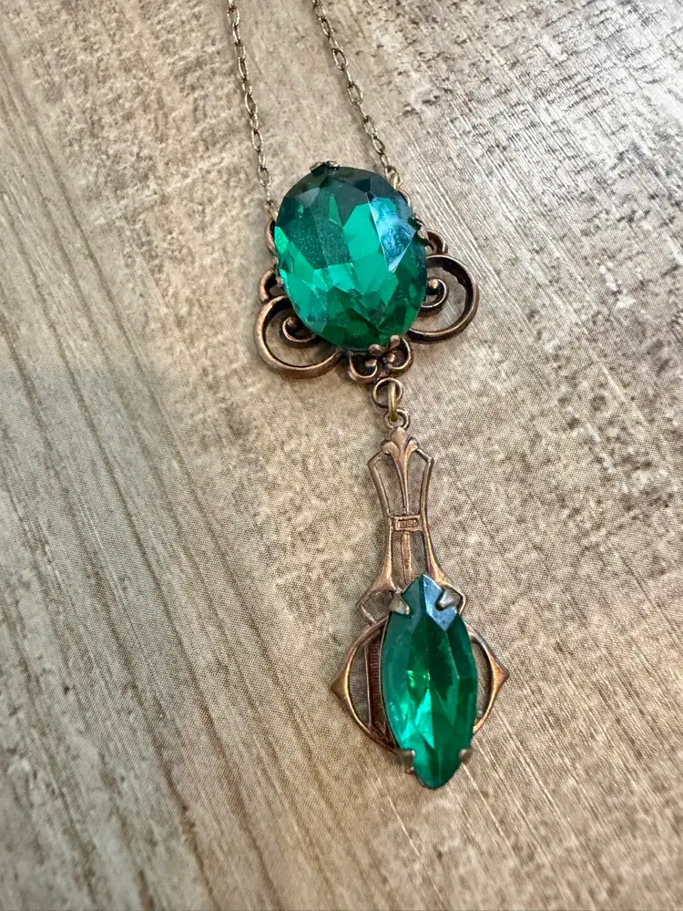 Vintage/Antique Emerald Green Glass Necklace