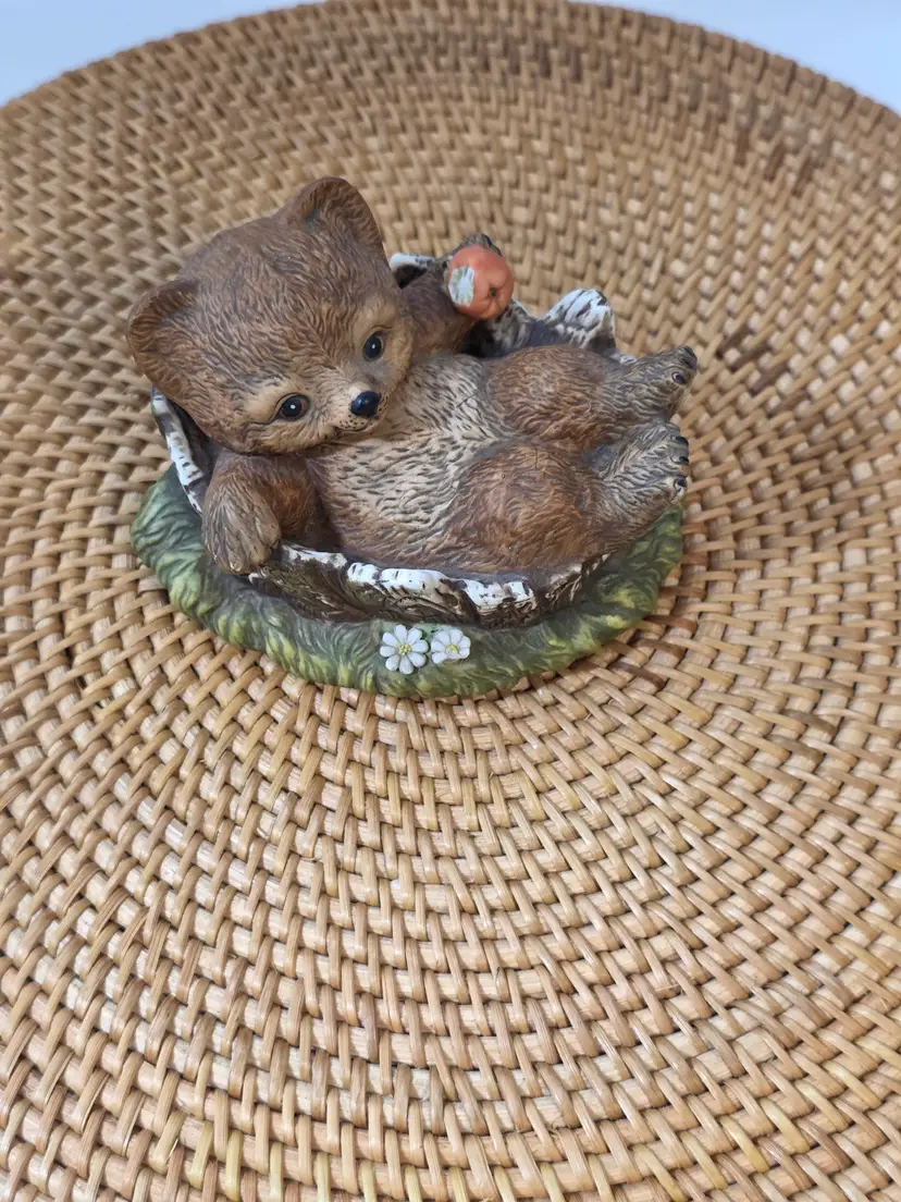 Vtg 1986 Homco Masterpiece Porcelain Bear Cub in Tree Stump Figurine Apple