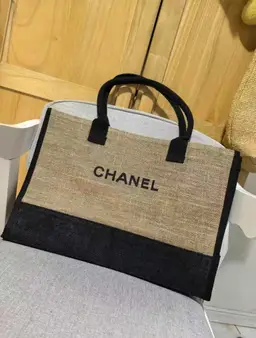 #08 - GWP/VIP CHANEL BEIGE/BLACK STRAW TOTE