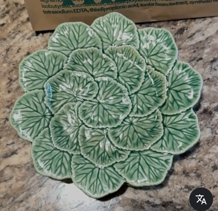 BORDALLO PINHEIRO Portugal GREEN GERANIUM Pattern SALAD/DINNER PLATES - SET OF 2