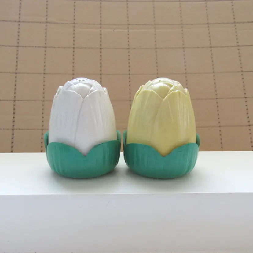 VTG Plastic Tulip Salt & Pepper Shaker Set