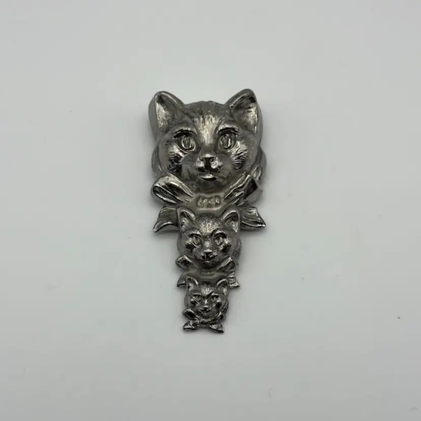 #J22 - Silver Tone Stacked Totem Cat Kitten Brooch