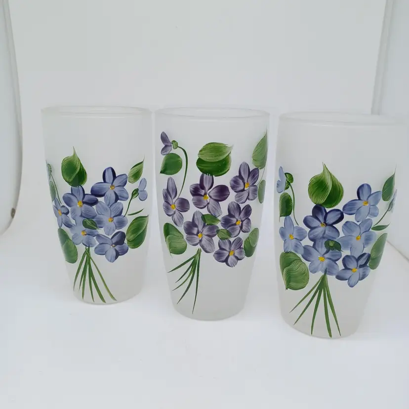 Vintage Glass Hand Painted Violets Frosted Drinking HighbalA set of 3 Vintage Glass Hand Painted Violets Frosted Drinking Highball Cocktail Glasses 
Circa 1950s 
hand painted violets grace a frosted highball cocktail tumbler with a flat bottom. 
holds 10oz. 
Each design is slightly different since they are hand painted
There are no chips, cracks or flea bites. Bring a breath of Spring into your table decor!
measures 5 1/4 inches high and 2 1/4 inches in diameter at the top.
Please see all pictures as they're the best description all items from a smoke-free home with pets 
experienced glass shipperl Cocktail Glasses 3