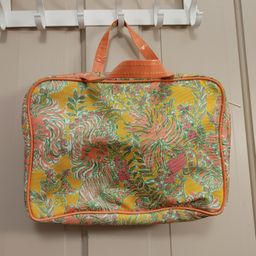 Lilly Pulitzer make up bag. Good condition. As shown.