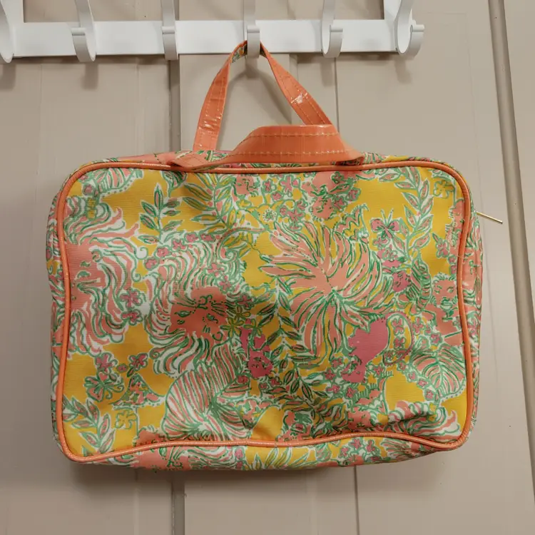 Lilly Pulitzer make up bag. Good condition. As shown.