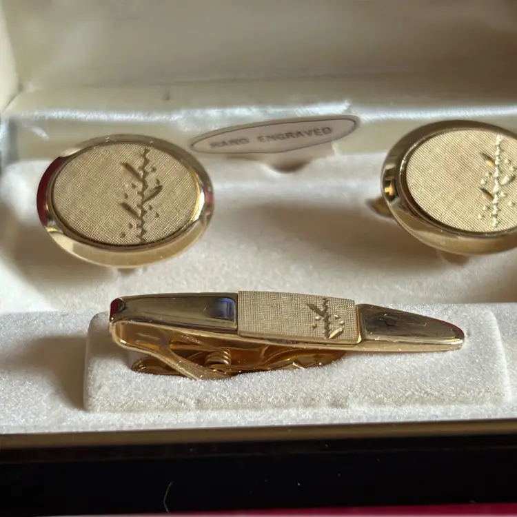 Vtg Swank Cufflink Tie Clip Set Gold Tone Hand Etched NIB IOB J392