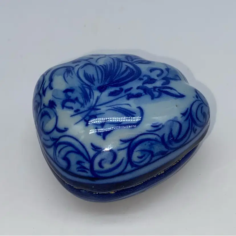#4122 vintage Portuguese ceramic heart-shaped trinket box.