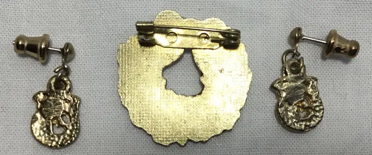 Jewelry set, pierced earrings and brooch, Christmas wreaths, gold tone & enamel