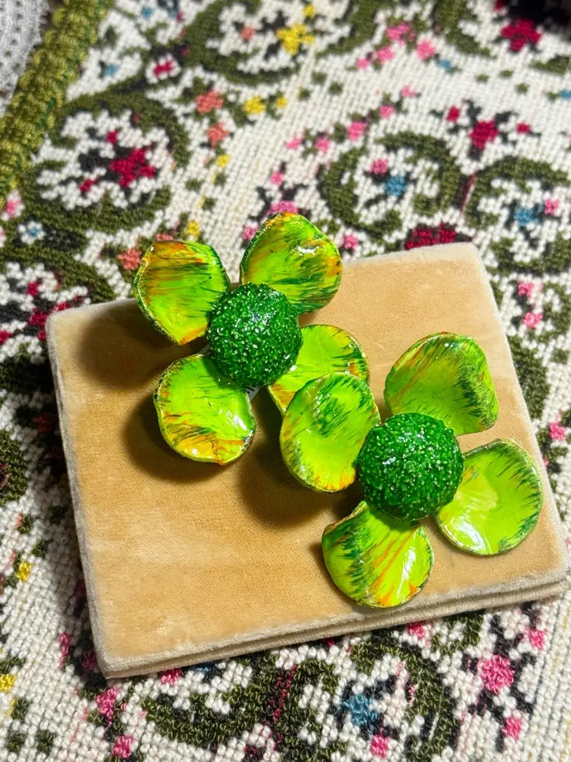 Giant Vintage Green Flower Clip Ons 1.75”