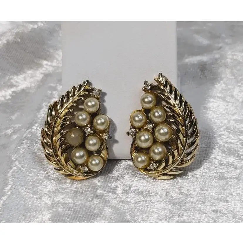 Vintage Lisner Gold Tone Leaf Clip-On Earrings with Faux Pearls