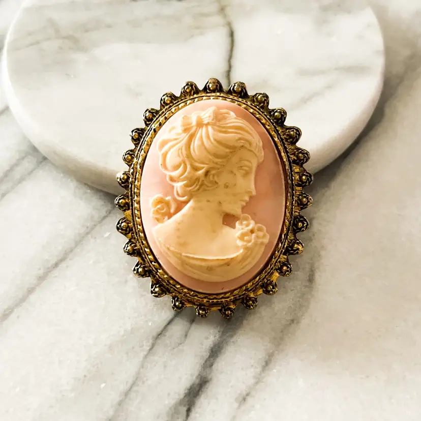Vintage Signed Graziano Cameo Brooch Pin Pendant Pink Toned Gold Toned Setting Oval Right Facing Lady Head