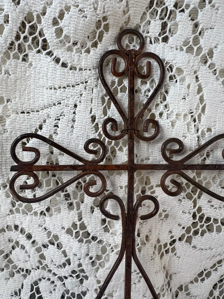 #01 102 Small Scrolled Metal Cross 7" X 5.25" Rust Color