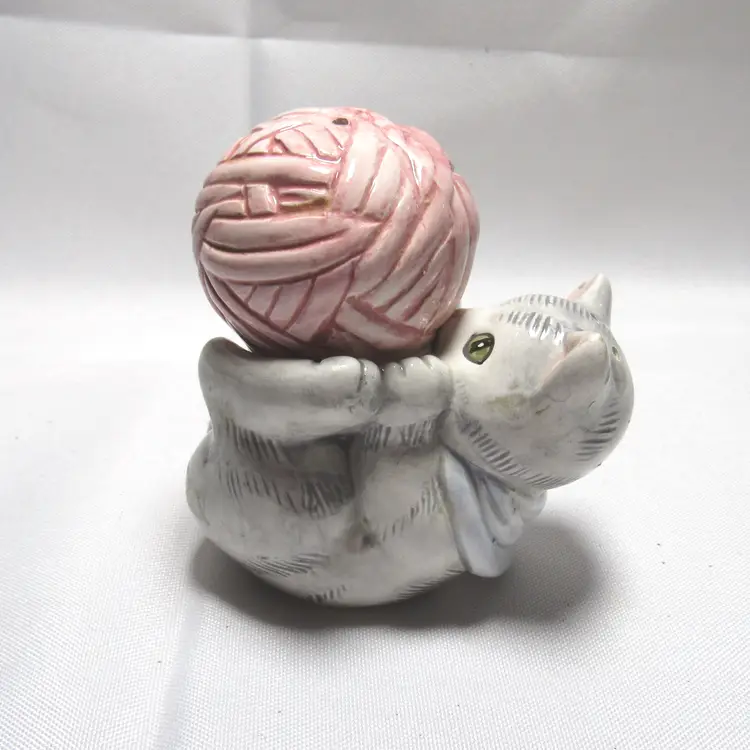 VTG Kitten with Ball of Yarn Salt & Pepper Shaker Set