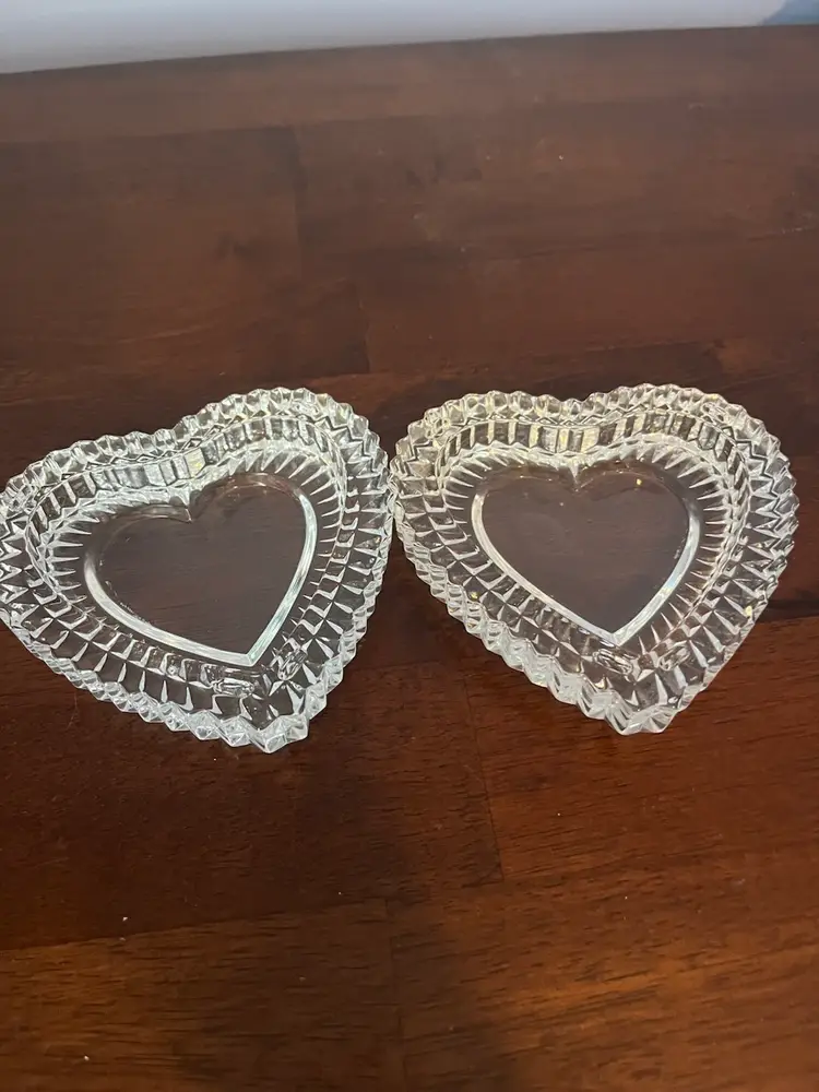 A faceted lead crystal heart-shaped trinket box  not marked, possibly Cristal d'Arques.
4” x 1.5”