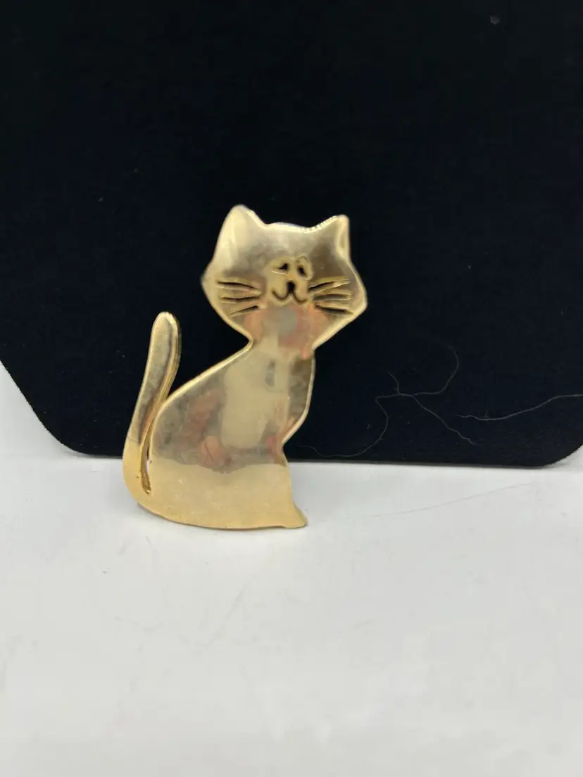 Sweet vintage ultra craft, gold tone cat approximately 2 inches tall