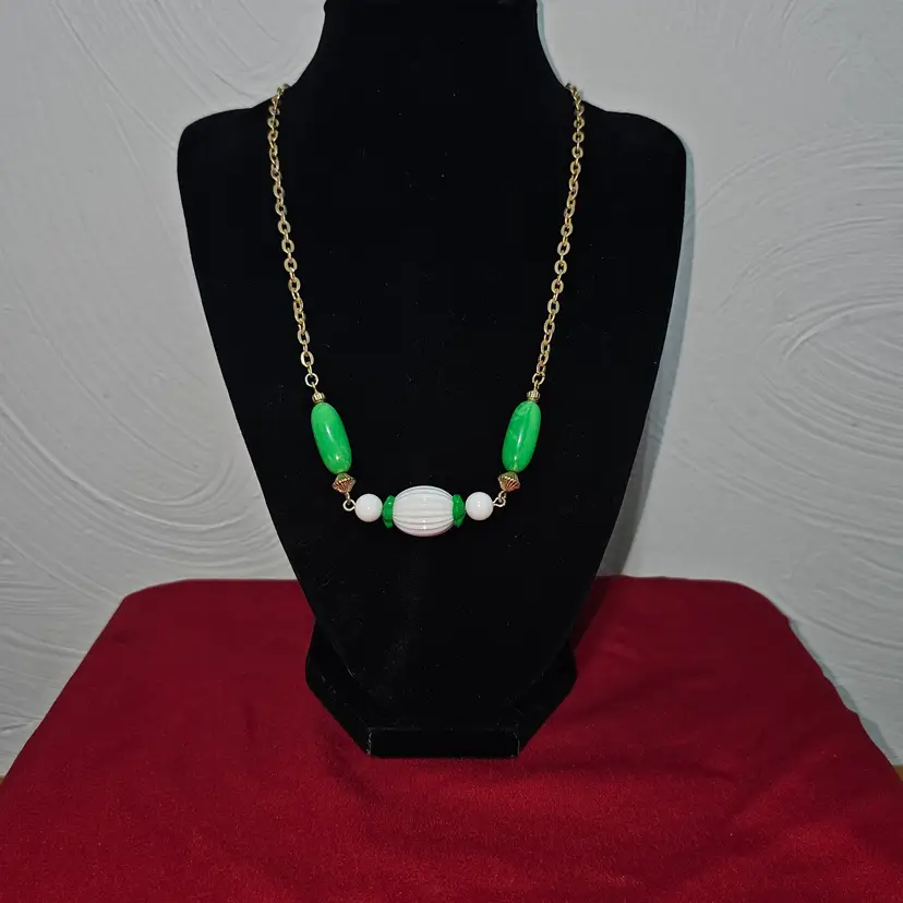Vintage 1975 Avon Come Summer Necklace Green White Bead Gold Tone Chain