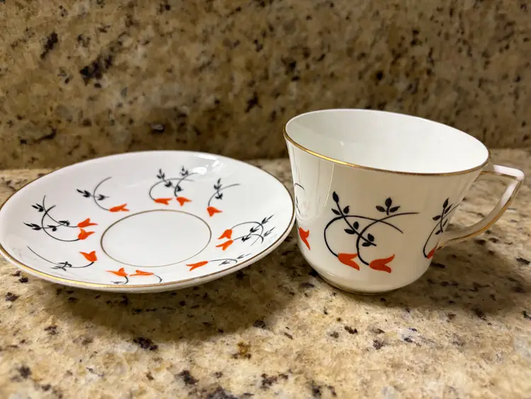 Windsor Tulip Pattern Bone China Made In England TeaCup And Saucer