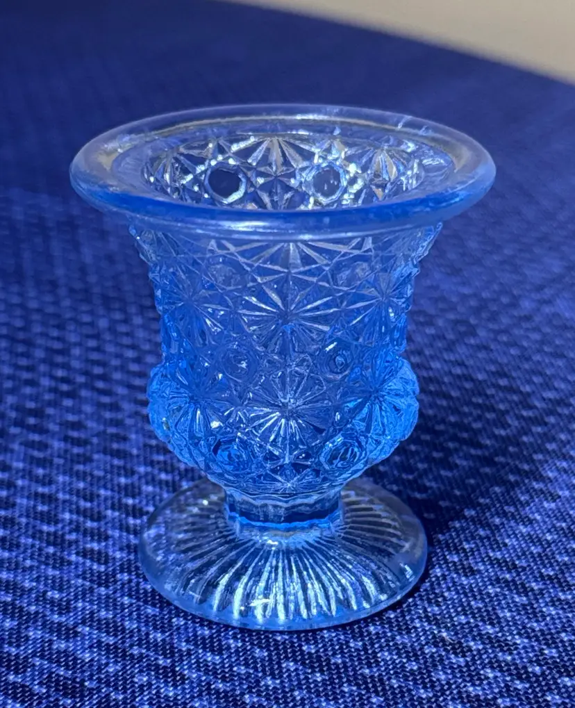L.E. Smith Daisy and Button blue glass toothpick holder 2.5” tall