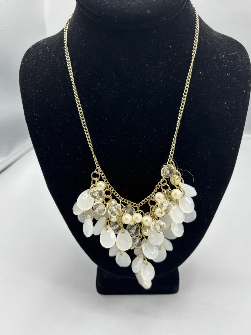 White bead & pearl like necklace